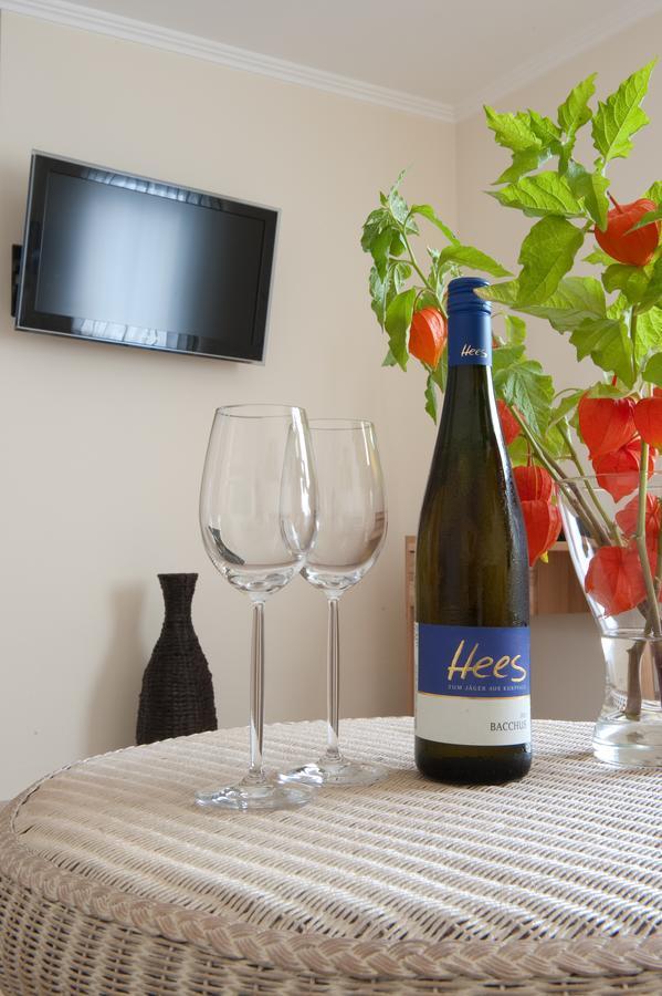 Weingut Hees - Landgasthof Zum Jaeger Aus Kurpfalz Auen الغرفة الصورة